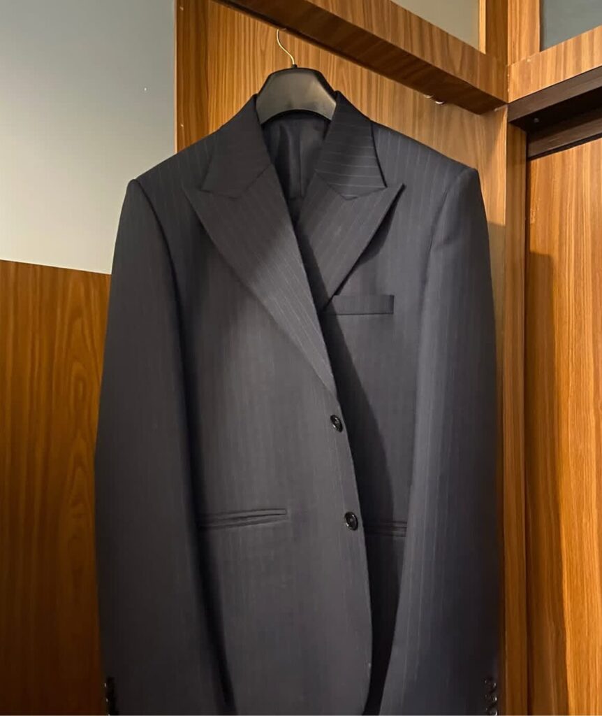 Tropical wool structured suit for warm climate tailoring